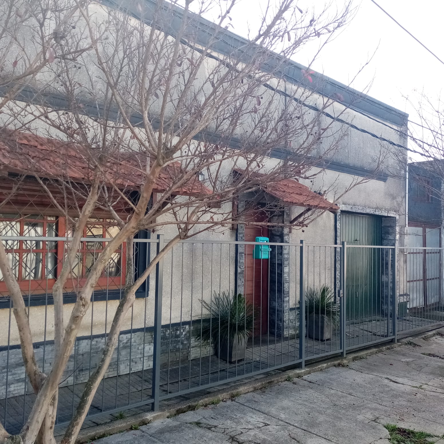 Se vende casa de 2 dormitorios en ciudad de Rocha , muy bien ubicada a 6 cuadras del centro .