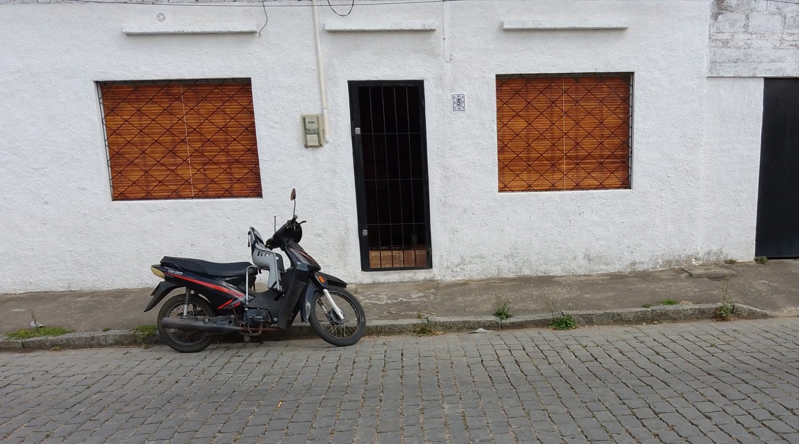 Casa de tres dormitorios en terreno de 500 m2, Rocha, Rocha.