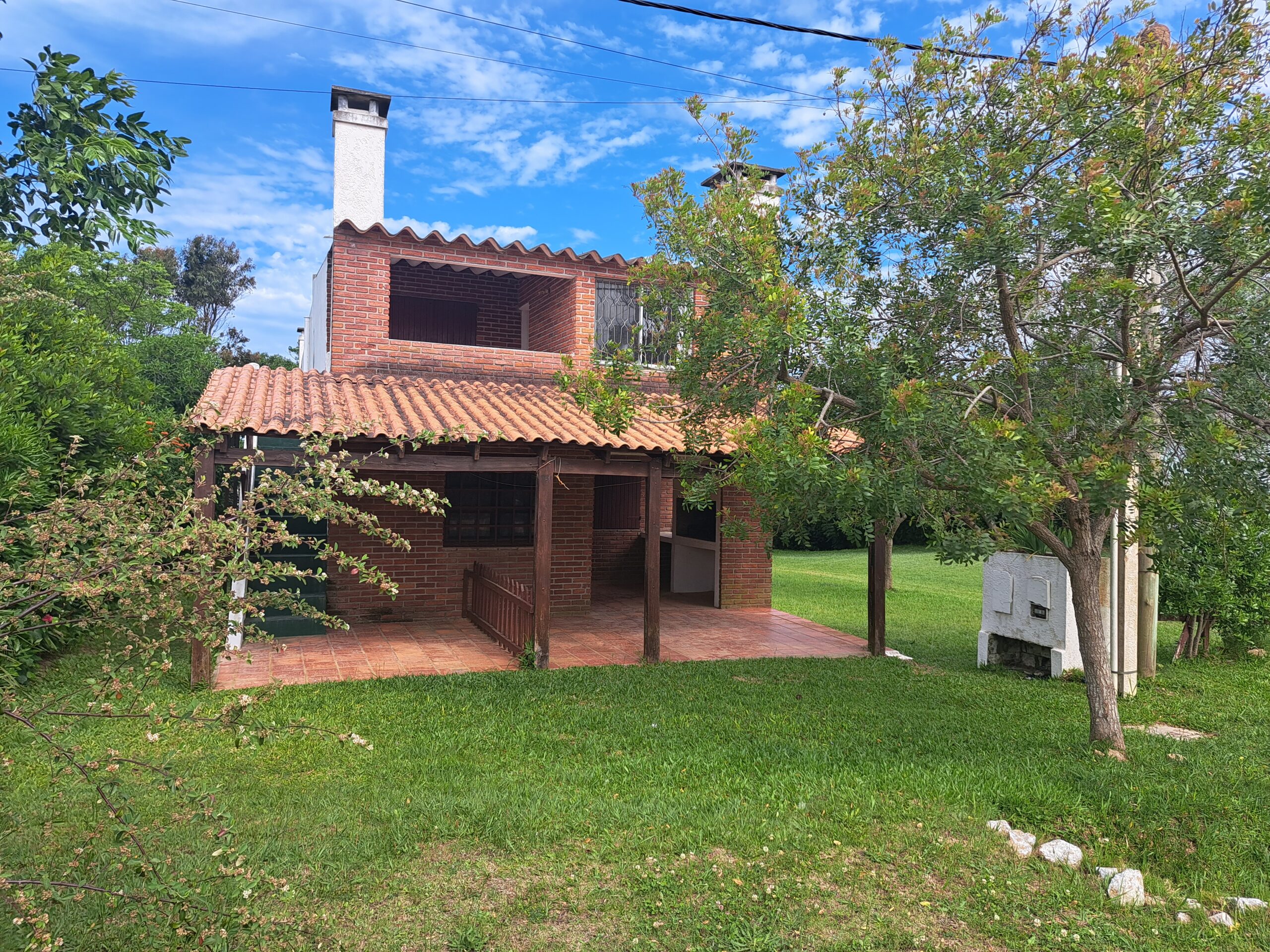 Se Venden 4 Casas en dos padrones, a 250 metros de la playa de Antoniopolis, Rocha.